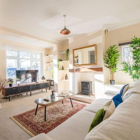 Charming Cottage Getaway In Altrincham Exterior photo