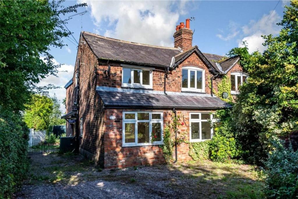 Charming Cottage Getaway In Altrincham Exterior photo